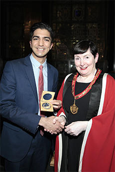 Amit receiving his Trainee Research Medal from Jo Martin.jpg